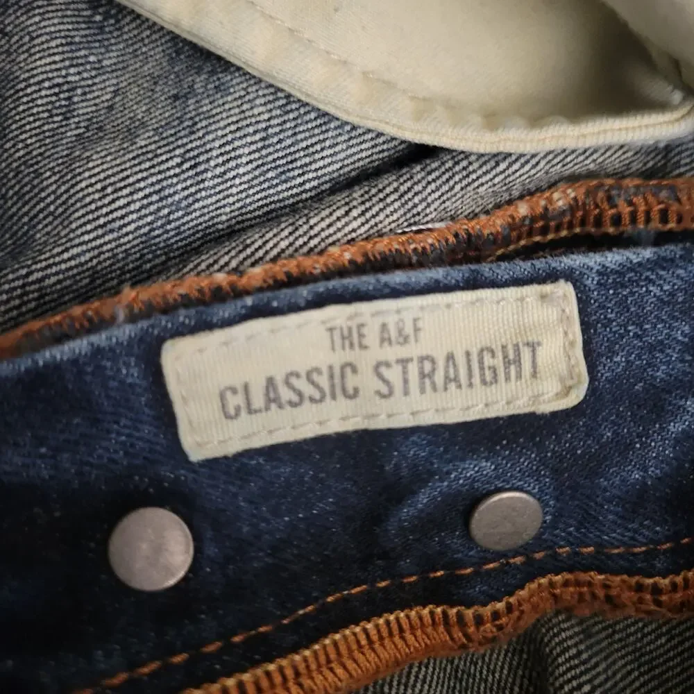 Abercrombie & Fitch **top button